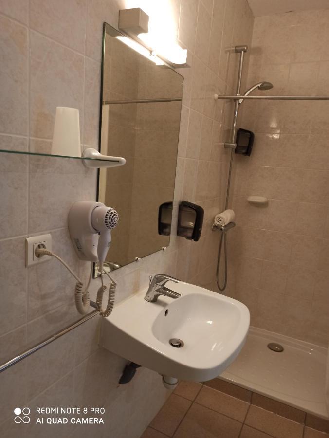 Hotel De La Place Loyettes Екстериор снимка