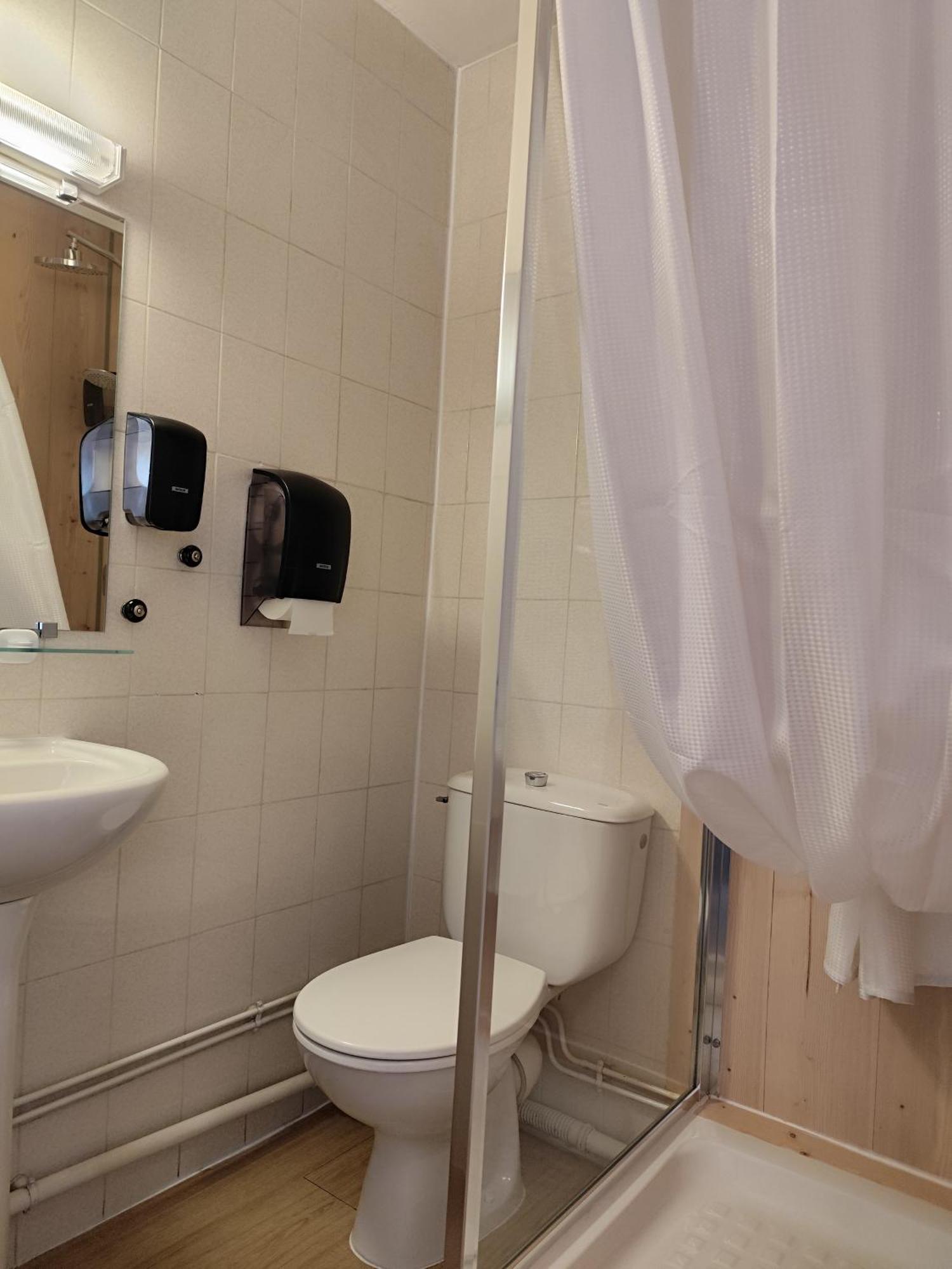 Hotel De La Place Loyettes Екстериор снимка