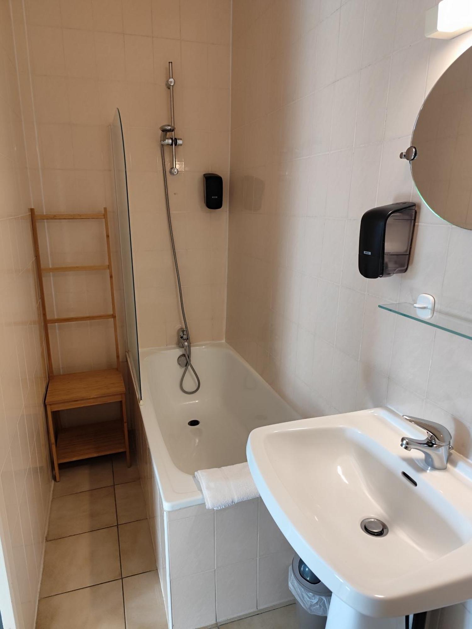 Hotel De La Place Loyettes Екстериор снимка