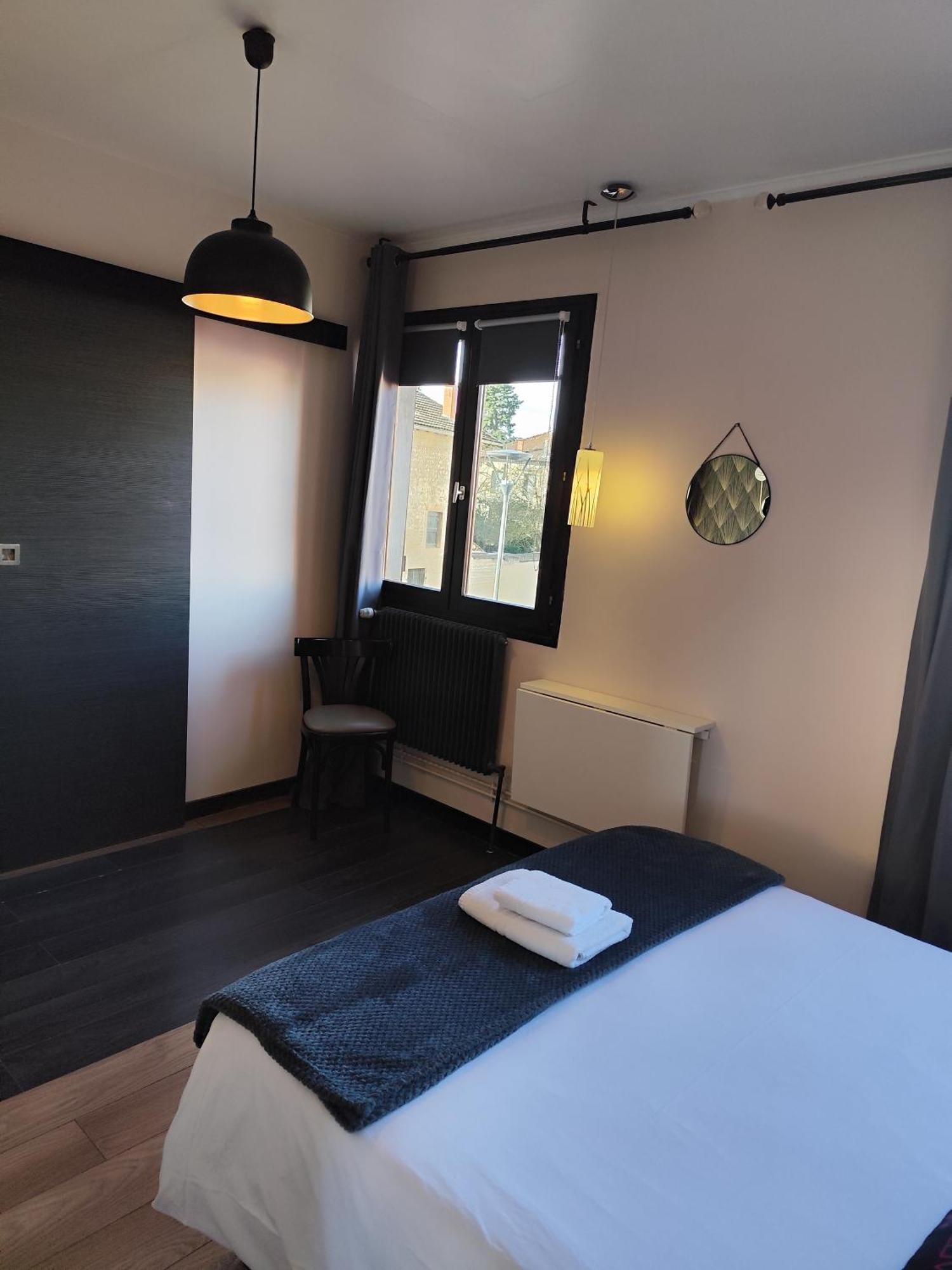 Hotel De La Place Loyettes Екстериор снимка