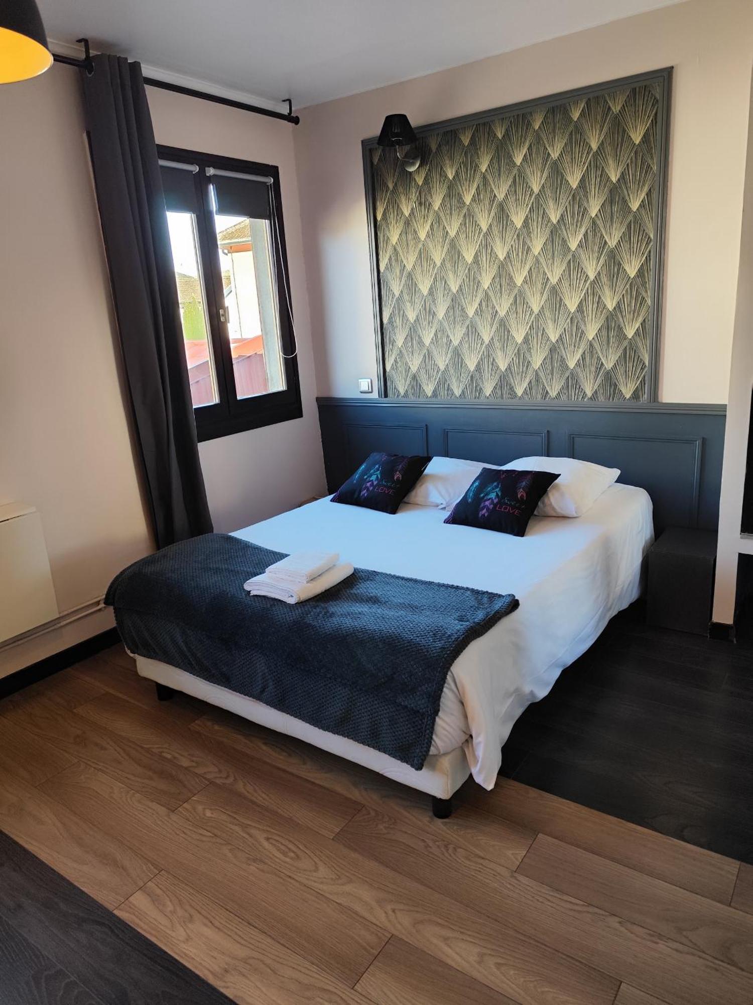 Hotel De La Place Loyettes Екстериор снимка