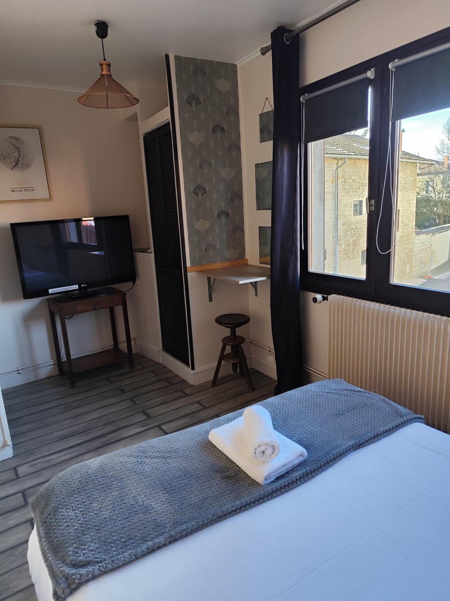 Hotel De La Place Loyettes Екстериор снимка