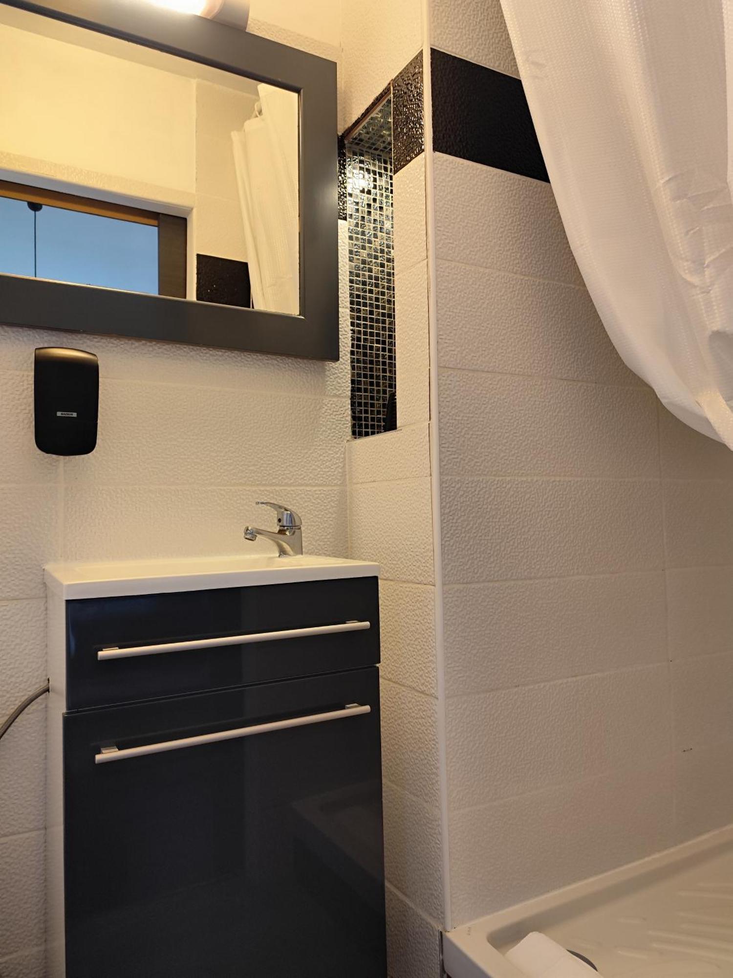 Hotel De La Place Loyettes Екстериор снимка