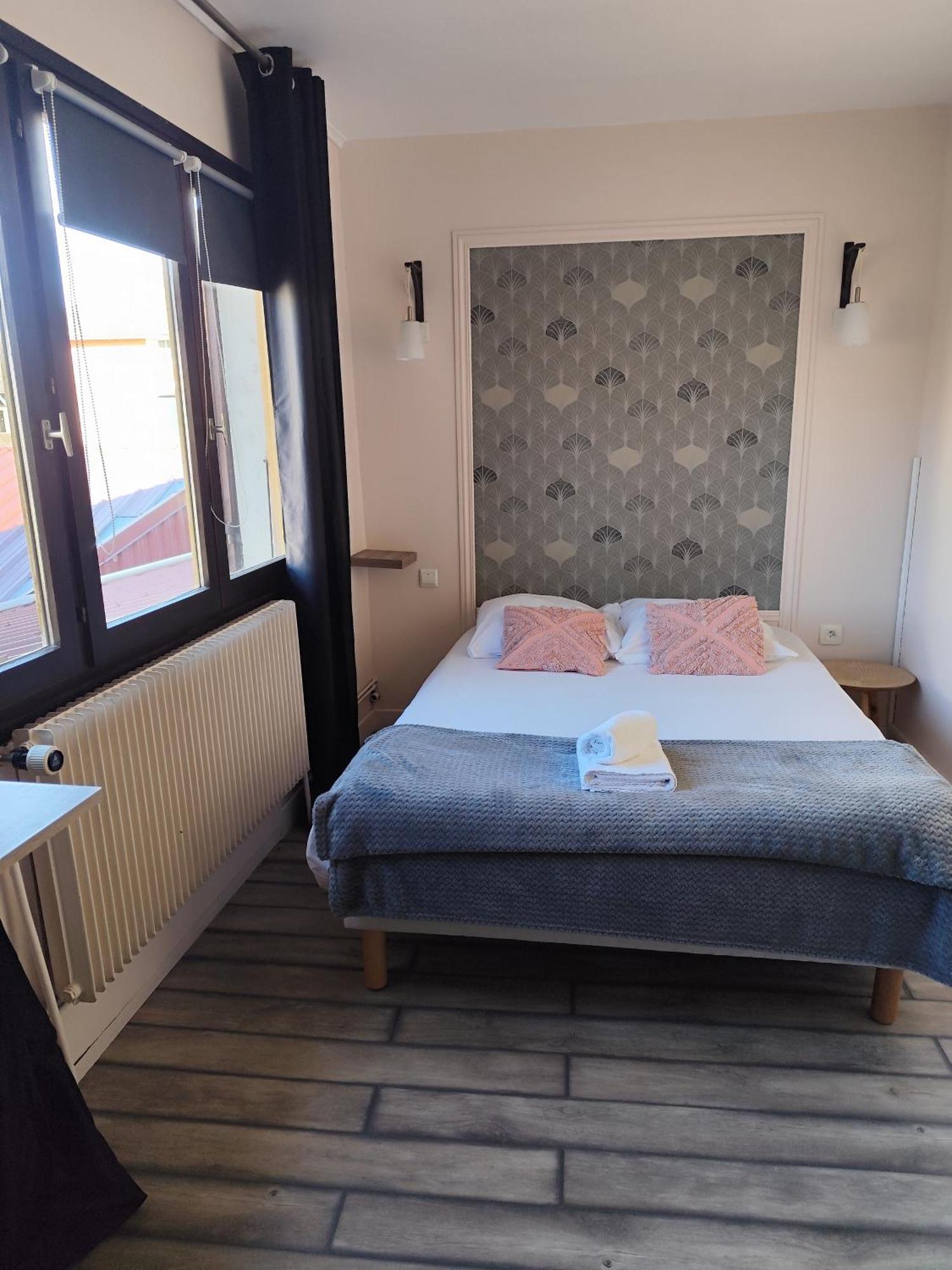 Hotel De La Place Loyettes Екстериор снимка
