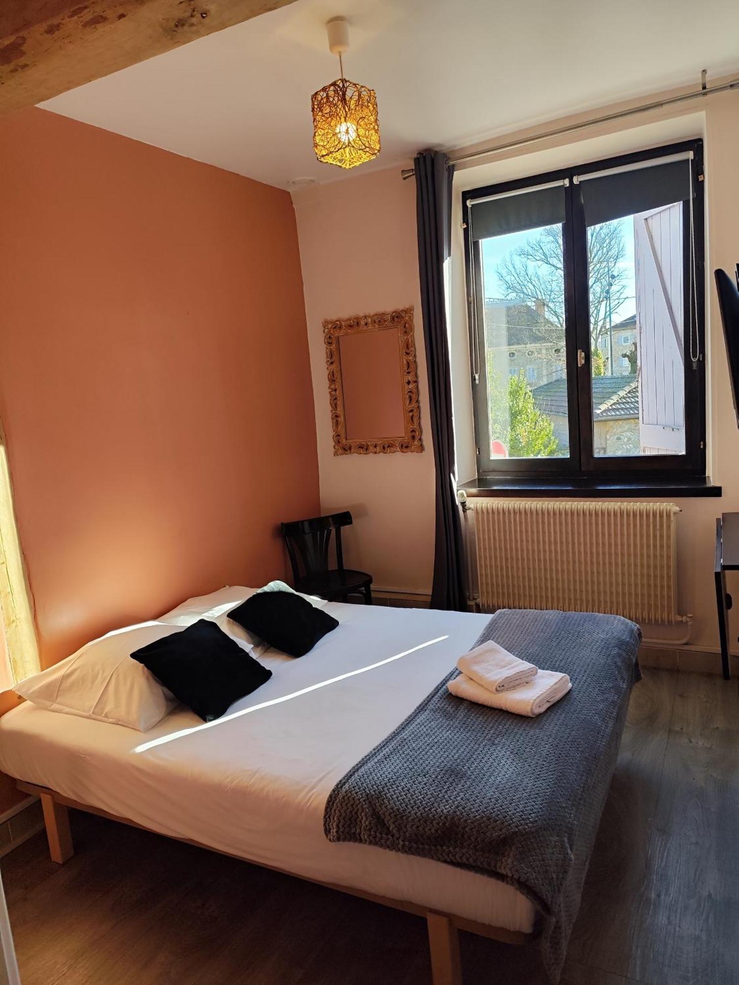 Hotel De La Place Loyettes Екстериор снимка