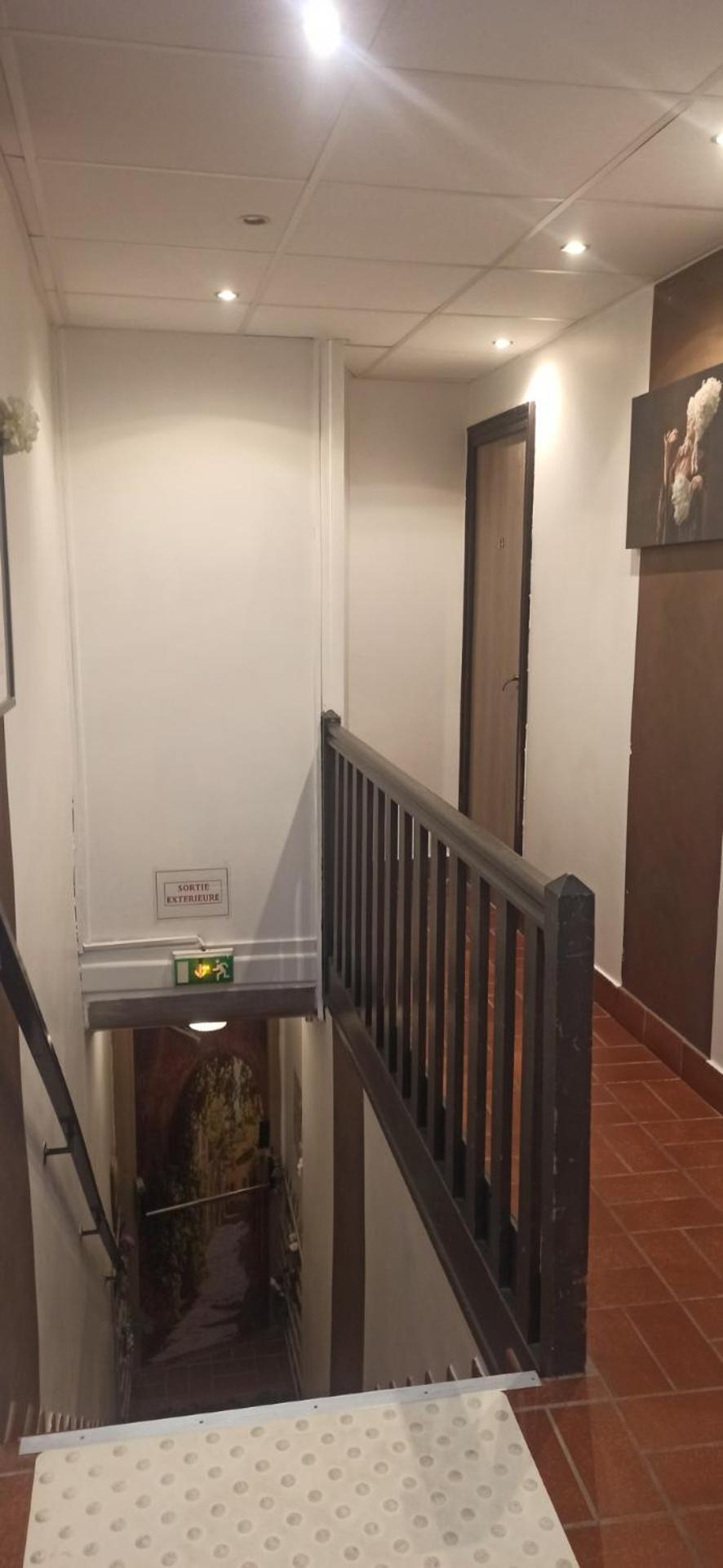 Hotel De La Place Loyettes Екстериор снимка